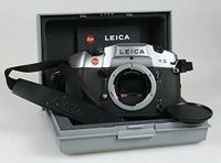 LEICA R8 35MM FILM CAMERA BODY MINT, WITH CASE AND STRAP