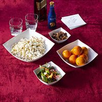 Majestic Settings Disposable White Fancy Square Plastic Serving Bowls for Parties | 5 Pack |Fancy Square Disposable Serving Bowls | Party Snack Bowls | Salad Serving Bowls WHITE, LARGE 64 OZ