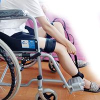 Fushida Leg and Thigh Lifters, Medical Transfer Cushion, Leg Lift Assist Band with Padded Wrist Strap for Lifting, Movement, Transfer Mobility Device Can be Used by Yourself (FYH171-large-2)