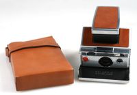 POLAROID SX70 INSTANT CAMERA IN LEATHER CASE