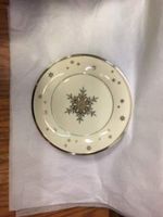 Lenox China Solitaire Christmas 9 3/8" Luncheon/Accent Plate (SNOWFLAKE)