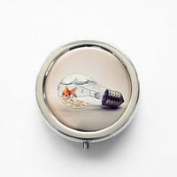 RhyNSky Animal Goldfish Mini Portable Pocket Pill Box Case Holder for Purse, 3 Compartments, Silvery, FS143