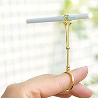 Metal Ring Finger Hand Rack Cigarette Holder Clip Hands Free Smoking Holder for Women/Men Smoker Smoking Accessories Gift (M(17mm), Gold 2)