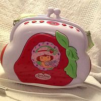 Vintage 2004 Strawberry Shortcake Pocketbook Cd Player Am/fm Radio Boombox