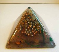 A Mix Colors E.Grn B.Sun Drips Large Pyramid Crystal Orgone Generator Energy 528Hz/7.83Hz/Advance Harmonics (2"H-51mm 3.5"B-89mm, A Mix Colors E.Grn B.Sun Drips)