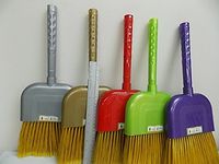 Handy broom with short handle- For top shelves- Under bed-Hard to get places (red)