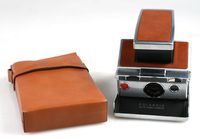 POLAROID SX70 INSTANT CAMERA IN LEATHER CASE