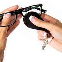 Gwee - Keyring, Magnetic Microfiber Eyeglass Cleaning Cloth, Perfect for Wiping Glasses and Touchscreens, Includes Keyring for Easy Access, Ultra-Fresh Antimicrobial Protection, Black 2-Pack