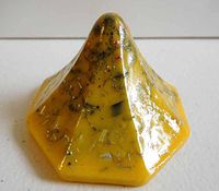 #14 Maize 8 Sided Pyramid Crystal Orgone Generator Energy Accumulator 528Hz/7.83Hz/Advance Harmonics (1.75"H-44mm 2.75"B-69mm 8 Sided, 14 Maize)